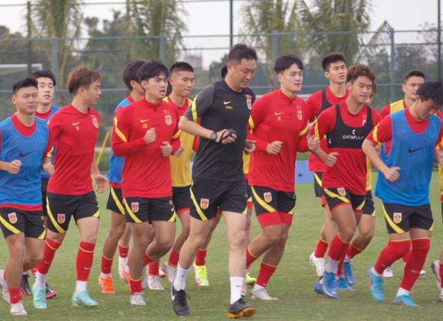当天，弗兰科身穿灰色西装、黑超遮 矛盾解决了？